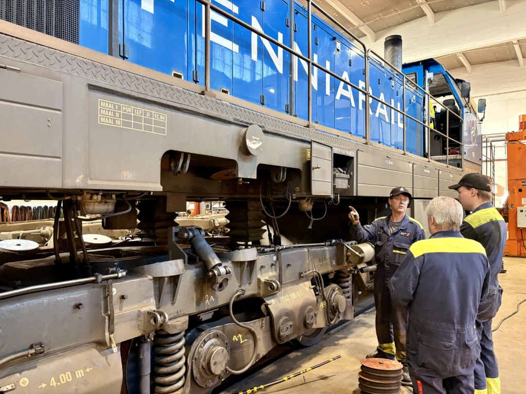Fenniarail Dr18 veturi huollossa Saalasti Railsilla