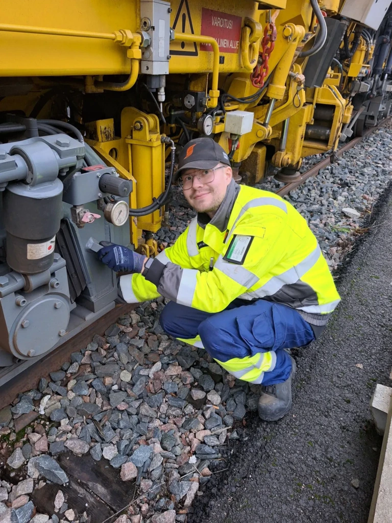 Antti Ahokas Saalasti Railsin kunnossapitoinsinööri tarkastaa kalustoa