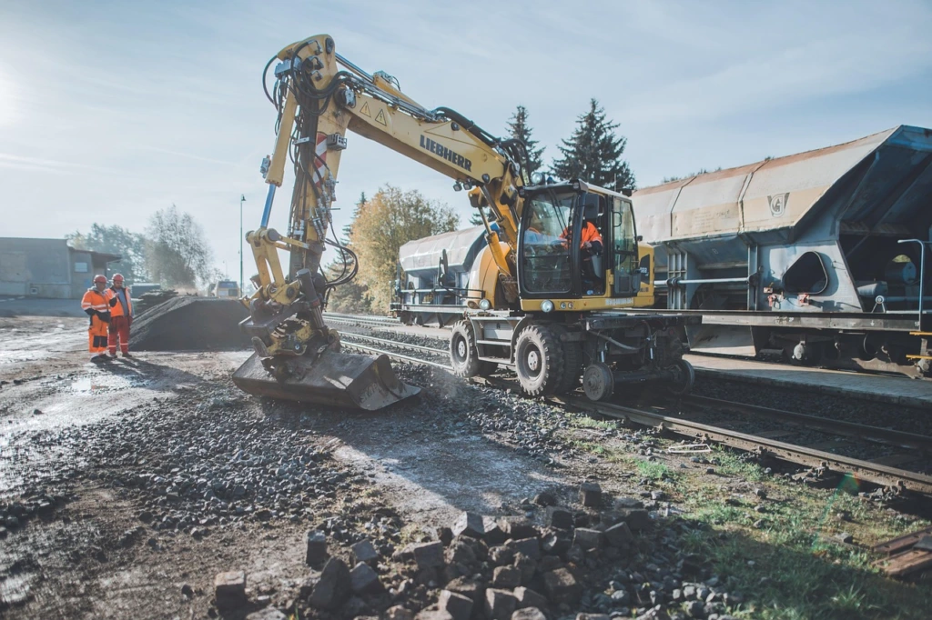 Ei-liikennöivä ratatyökone (kaivuri) työssä rataverkolla